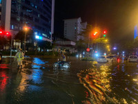 [Ảnh] Hà Nội nhiều tuyến đường ngập sâu, hàng loạt phương tiện mắc kẹt