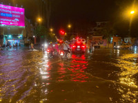 [Ảnh] Hà Nội nhiều tuyến đường ngập sâu, hàng loạt phương tiện mắc kẹt