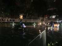 [Ảnh] Hà Nội nhiều tuyến đường ngập sâu, hàng loạt phương tiện mắc kẹt