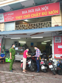 [Ảnh] Công an cơ sở tuyên truyền nhắc nhở đóng cửa quán bia 