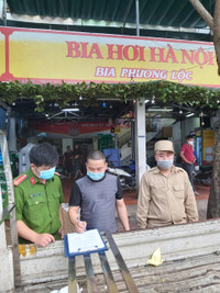 [Ảnh] Công an cơ sở tuyên truyền nhắc nhở đóng cửa quán bia 