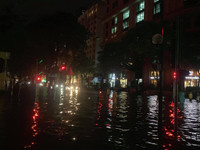 [Ảnh] Hà Nội nhiều tuyến đường ngập sâu, hàng loạt phương tiện mắc kẹt