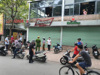 [Ảnh] Công an cơ sở tuyên truyền nhắc nhở đóng cửa quán bia 