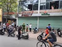 [Ảnh] Công an cơ sở tuyên truyền nhắc nhở đóng cửa quán bia 