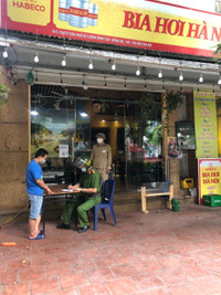 [Ảnh] Công an cơ sở tuyên truyền nhắc nhở đóng cửa quán bia 