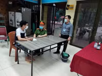 [Ảnh] Công an cơ sở tuyên truyền nhắc nhở đóng cửa quán bia 