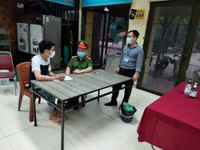 [Ảnh] Công an cơ sở tuyên truyền nhắc nhở đóng cửa quán bia 