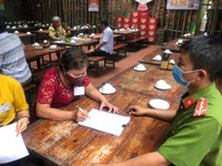 [Ảnh] Công an cơ sở tuyên truyền nhắc nhở đóng cửa quán bia 