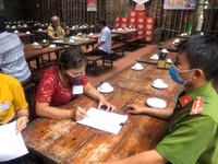 [Ảnh] Công an cơ sở tuyên truyền nhắc nhở đóng cửa quán bia 