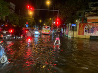 [Ảnh] Hà Nội nhiều tuyến đường ngập sâu, hàng loạt phương tiện mắc kẹt