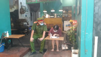 [Ảnh] Công an cơ sở tuyên truyền nhắc nhở đóng cửa quán bia 