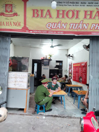 [Ảnh] Công an cơ sở tuyên truyền nhắc nhở đóng cửa quán bia 