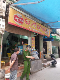 [Ảnh] Công an cơ sở tuyên truyền nhắc nhở đóng cửa quán bia 