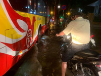 [Ảnh] Hà Nội nhiều tuyến đường ngập sâu, hàng loạt phương tiện mắc kẹt