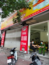 [Ảnh] Công an cơ sở tuyên truyền nhắc nhở đóng cửa quán bia 