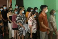 [Ảnh] Cận cảnh quá trình đột kích quán hát cho nhau nghe, bắt quả tang 13 đối tượng 'bay lắc'