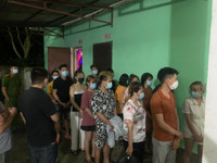 [Ảnh] Cận cảnh quá trình đột kích quán hát cho nhau nghe, bắt quả tang 13 đối tượng 'bay lắc'