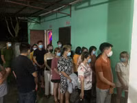 [Ảnh] Cận cảnh quá trình đột kích quán hát cho nhau nghe, bắt quả tang 13 đối tượng 'bay lắc'