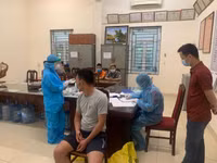 [Ảnh] Cận cảnh quá trình đột kích quán hát cho nhau nghe, bắt quả tang 13 đối tượng 'bay lắc'