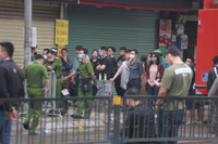 [Ảnh] Lực lượng cứu hộ xuyên đêm tìm nạn nhân mất tích trong đám cháy ở Tôn Đức Thắng