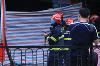 [Ảnh] Lực lượng cứu hộ xuyên đêm tìm nạn nhân mất tích trong đám cháy ở Tôn Đức Thắng