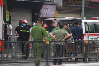 [Ảnh] Lực lượng cứu hộ xuyên đêm tìm nạn nhân mất tích trong đám cháy ở Tôn Đức Thắng