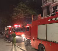 [Ảnh] Lực lượng cứu hộ xuyên đêm tìm nạn nhân mất tích trong đám cháy ở Tôn Đức Thắng