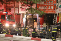 [Ảnh] Lực lượng cứu hộ xuyên đêm tìm nạn nhân mất tích trong đám cháy ở Tôn Đức Thắng