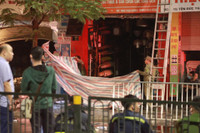 [Ảnh] Lực lượng cứu hộ xuyên đêm tìm nạn nhân mất tích trong đám cháy ở Tôn Đức Thắng