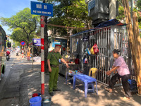 Tuyên truyền, nhắc nhở người dân không lấn chiếm lòng đường, vỉa hè