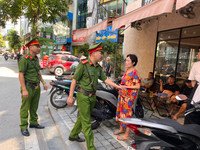 Tuyên truyền, nhắc nhở người dân không lấn chiếm lòng đường, vỉa hè