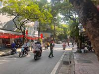 Tuyên truyền, nhắc nhở người dân không lấn chiếm lòng đường, vỉa hè