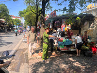 Tuyên truyền, nhắc nhở người dân không lấn chiếm lòng đường, vỉa hè