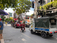 Tuyên truyền, nhắc nhở người dân không lấn chiếm lòng đường, vỉa hè