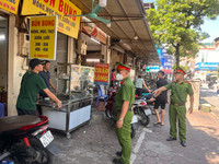 Tuyên truyền, nhắc nhở người dân không lấn chiếm lòng đường, vỉa hè