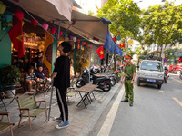 Tuyên truyền, nhắc nhở người dân không lấn chiếm lòng đường, vỉa hè