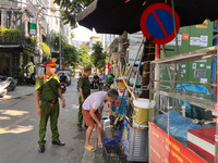 Tuyên truyền, nhắc nhở người dân không lấn chiếm lòng đường, vỉa hè