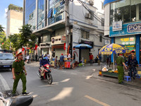 Tuyên truyền, nhắc nhở người dân không lấn chiếm lòng đường, vỉa hè