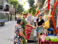 Tuyên truyền, nhắc nhở người dân không lấn chiếm lòng đường, vỉa hè