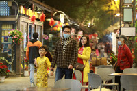 Phố sách xuân Quý Mão rộn ràng ngày mùng 1 Tết