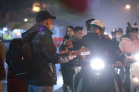 Người dân Thủ đô mua mía lộc, túi muối cầu may đầu năm mới