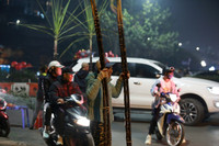 Người dân Thủ đô mua mía lộc, túi muối cầu may đầu năm mới