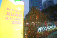 Phố sách xuân Quý Mão rộn ràng ngày mùng 1 Tết