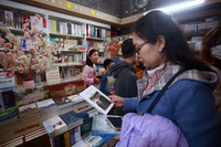 Phố sách xuân Quý Mão rộn ràng ngày mùng 1 Tết