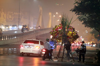 Người dân Thủ đô mua mía lộc, túi muối cầu may đầu năm mới