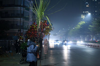 Người dân Thủ đô mua mía lộc, túi muối cầu may đầu năm mới