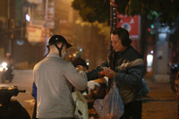 Người dân Thủ đô mua mía lộc, túi muối cầu may đầu năm mới