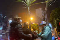 Người dân Thủ đô mua mía lộc, túi muối cầu may đầu năm mới