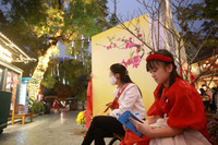 Phố sách xuân Quý Mão rộn ràng ngày mùng 1 Tết