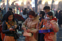 Người dân Thủ đô mua mía lộc, túi muối cầu may đầu năm mới